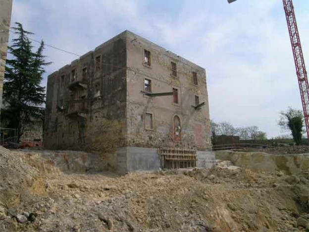 Verona Alto San Nazzaro: Dietro le case popolari spunta il muro di Teodorico