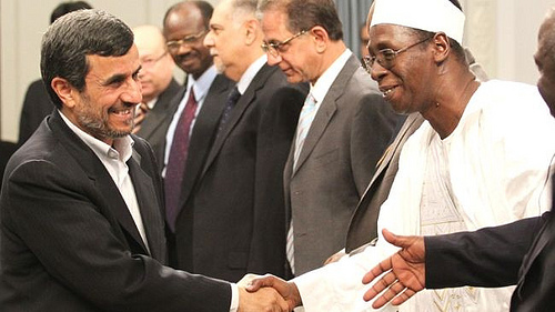 Ahmadinejad.saluto.ambasciatori
