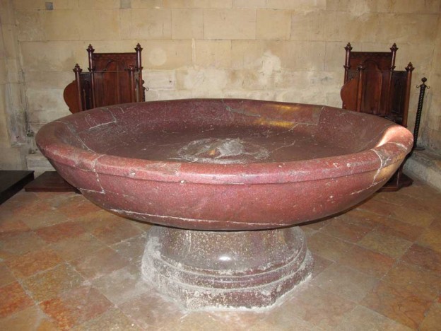 VERONA. CHIESA DI SAN ZENO: LA GRANDE VASCA LUSTRALE DI PORFIDO