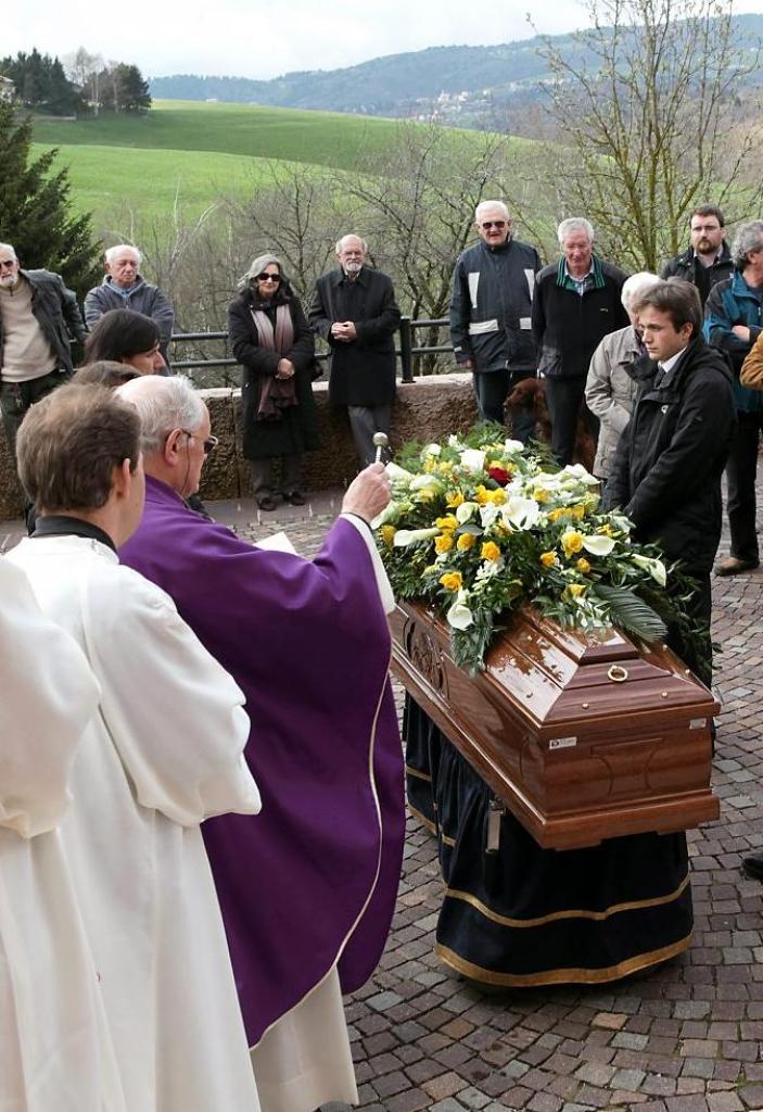 benedizione della salma di Attilio Benetti