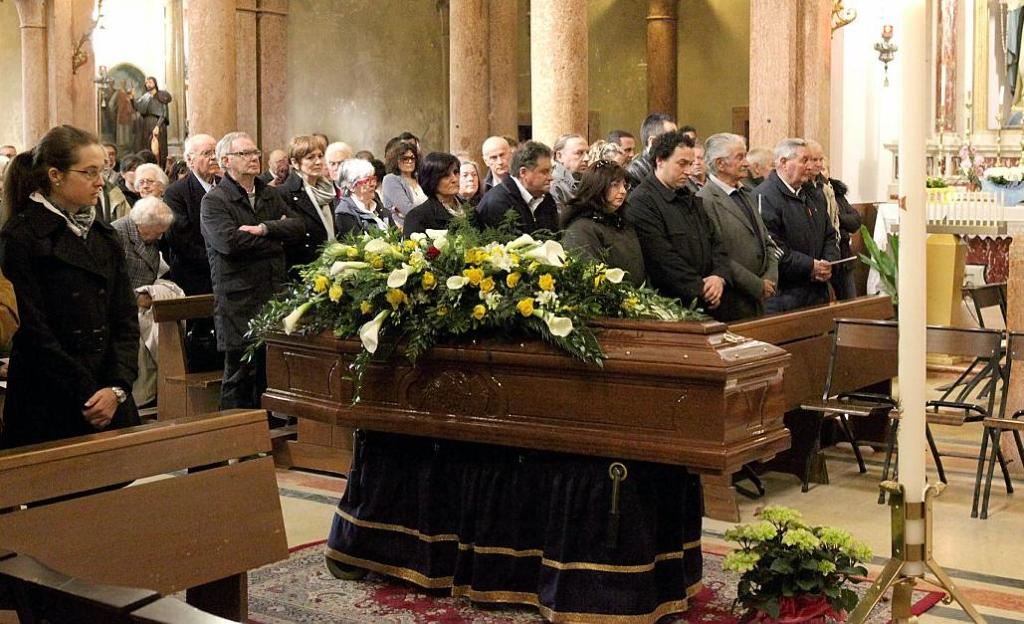 funerale benetti folla commossa