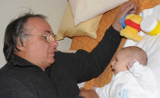 UN NONNO TI VEDE NASCERE SAPENDO CHE FORSE TI LASCERÀ PRIMA DEGLI ALTRI. E FORSE PER QUESTO CHE TI AMA PIÙ DEGLI ALTRI.