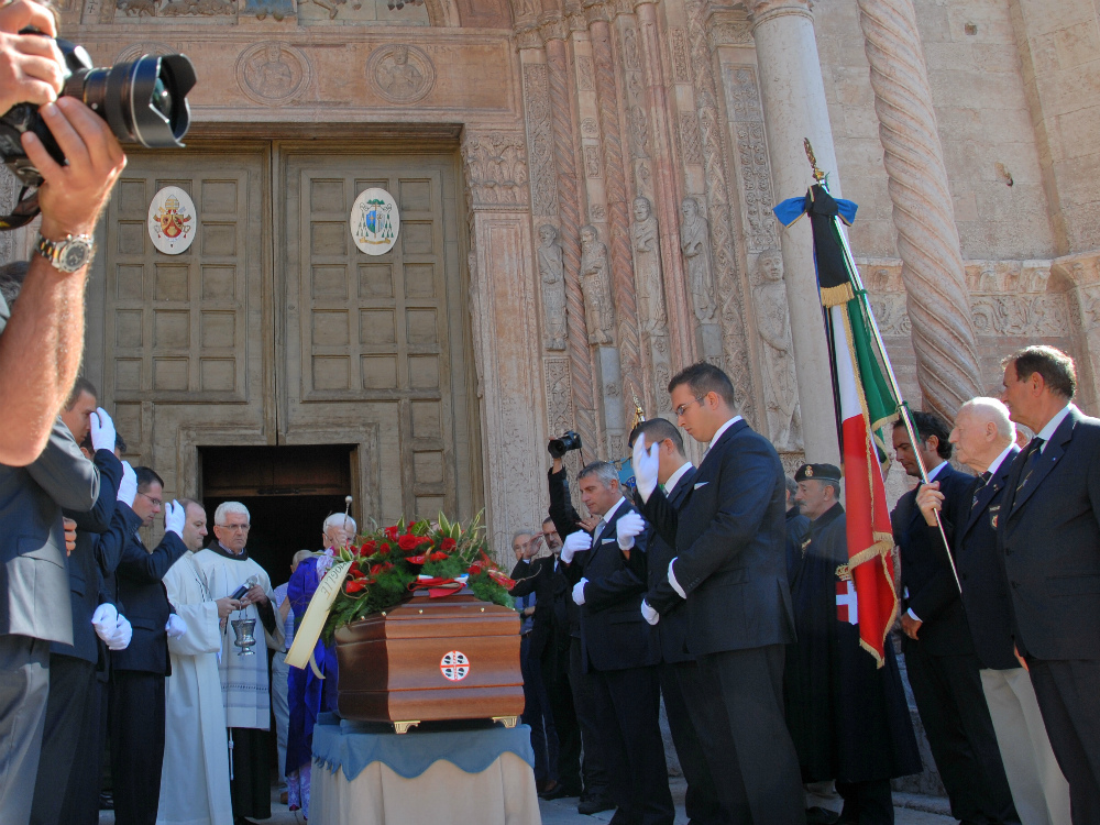arrivo del feretro di Costantino Spike Fadda in Duomo