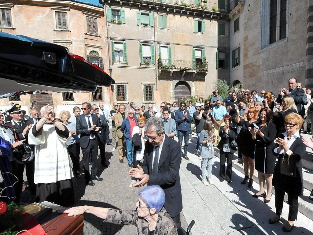 signora Livia accarezza la bara Costantino