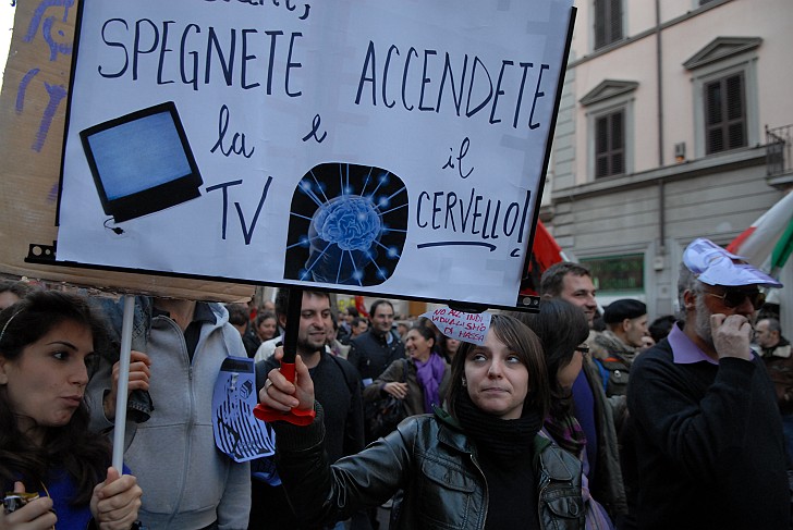 spegnete_la_tv_accendete_il_cervello