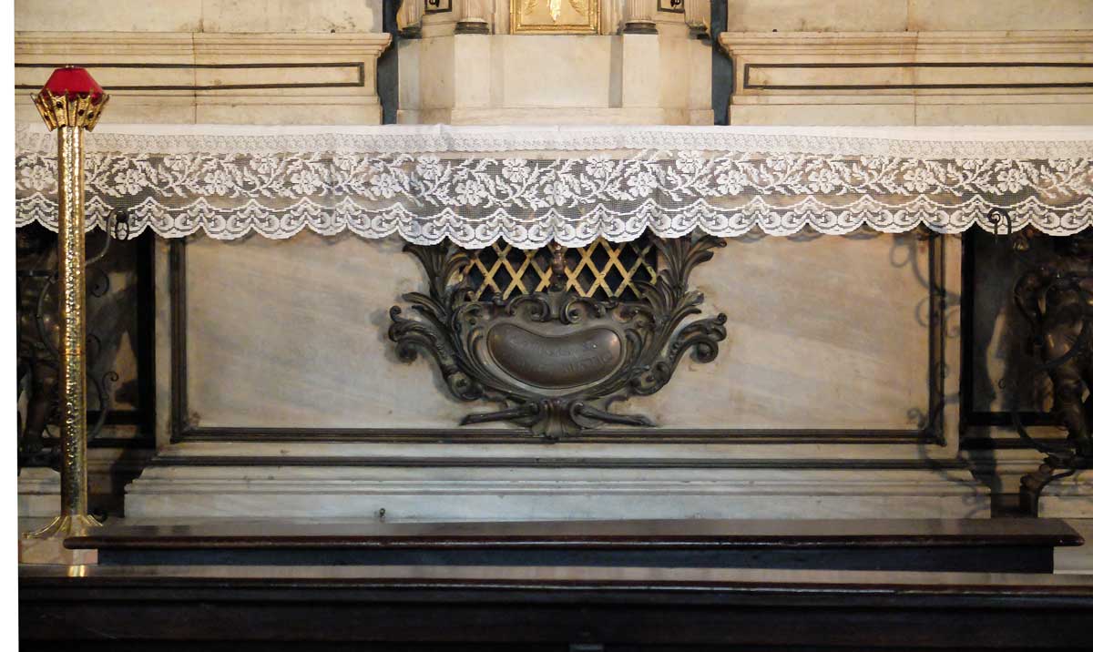 urna-s-fermo-e-rustico-altare-chiesa-san-fermo-verona.1200