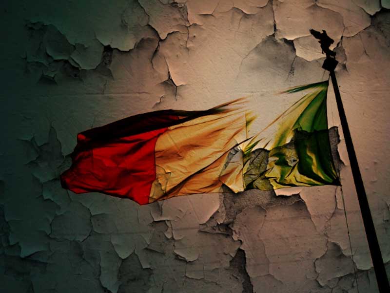 bandiera-italia-nella-melma.800