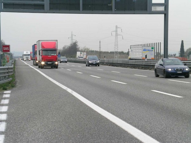 LA FARSA DEI FARI DELL’ AUTOMOBILE  ACCESI DI GIORNO