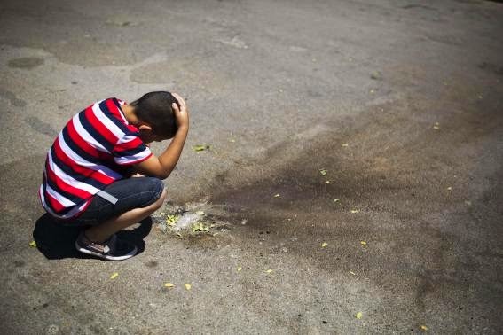 bambino-israeliano-osserva-i-resti-di-un-razzo-intercettato