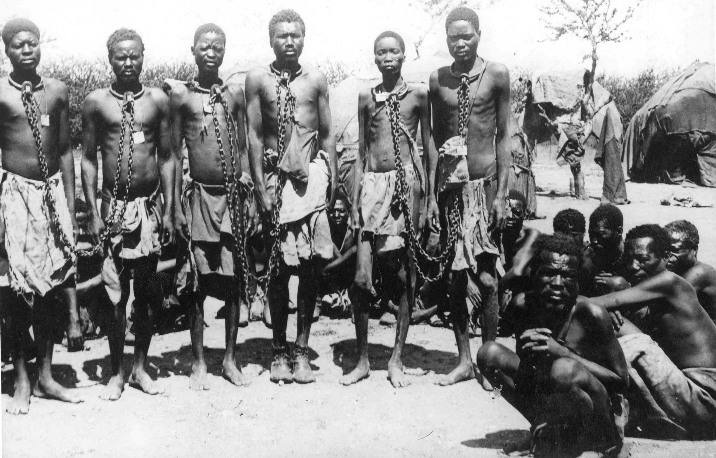 Prigionieri-Herero-in-un-campo-di-concetramento