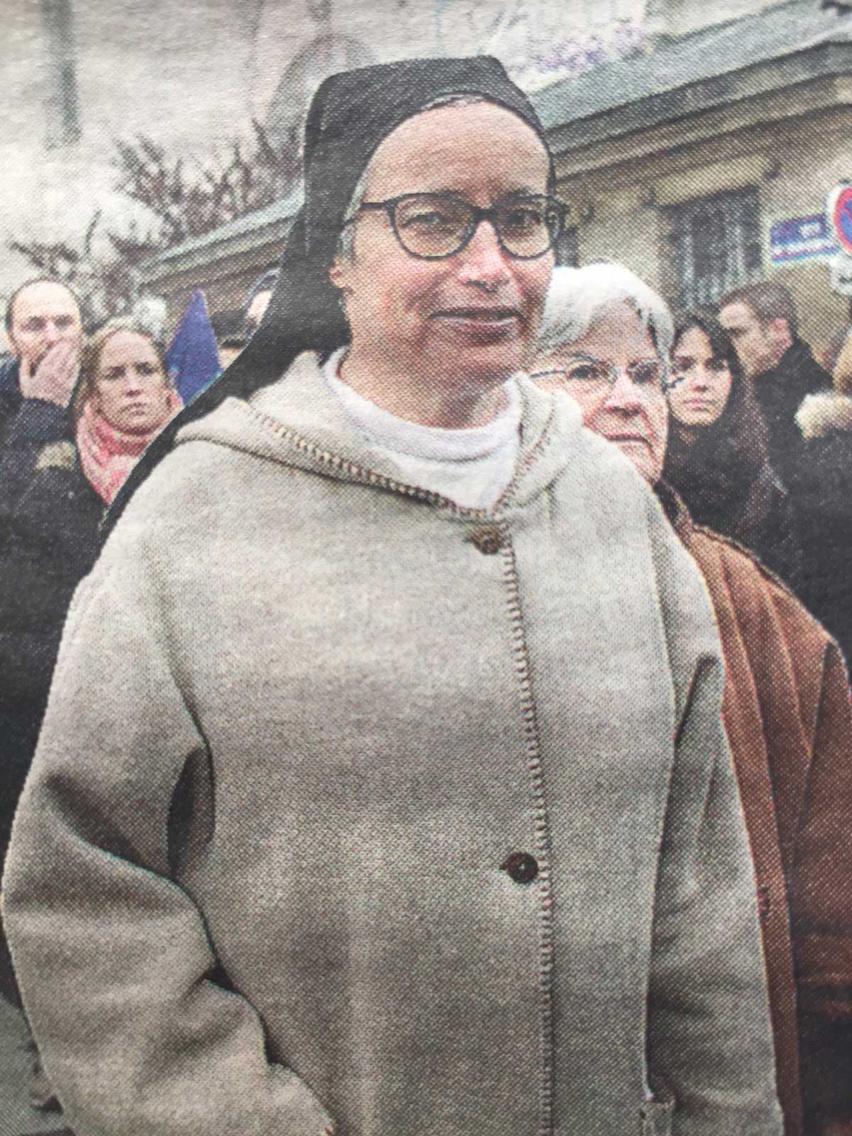 Suora-in-piazza-per-Charlie.1200