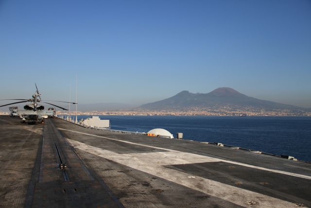 portaerei americana a napoli