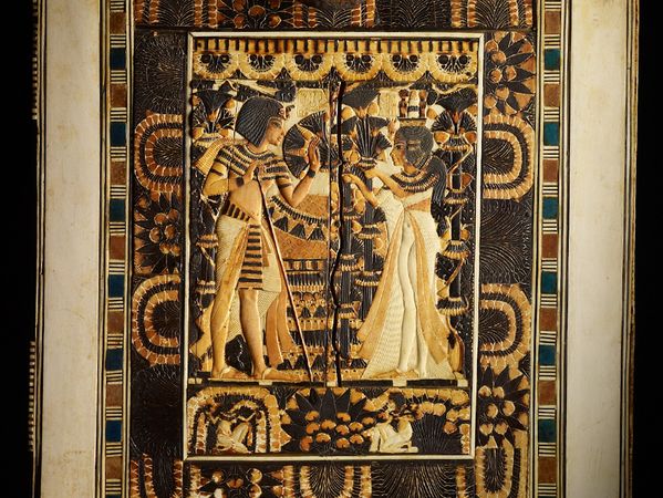 incisione-su-avorio-di-tutankhamon-col-bastone-e-sua-moglie-ankhesenamon-kenneth-garrett-national-geographic
