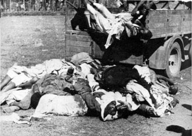 morti-etiopi-ammassati-attacco-graziani-1937