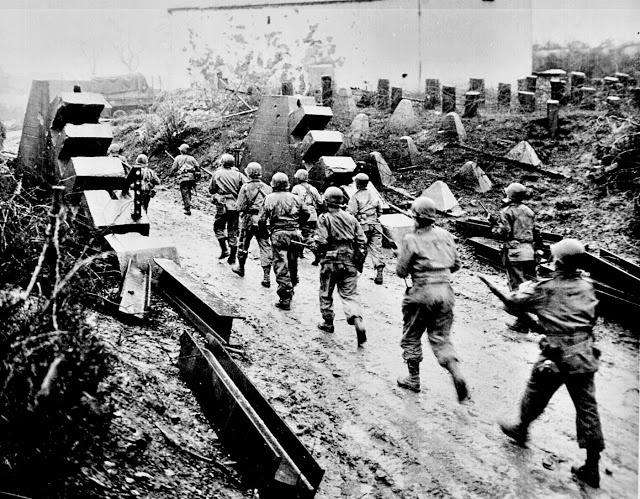 Americans_cross_Siegfried_Line