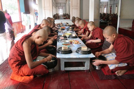 monaci tibetani pranzo