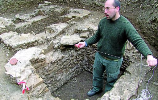 bardolino i bambini visitano sito archeologici a chiesa san pietro qui archeologo durante il lavoro