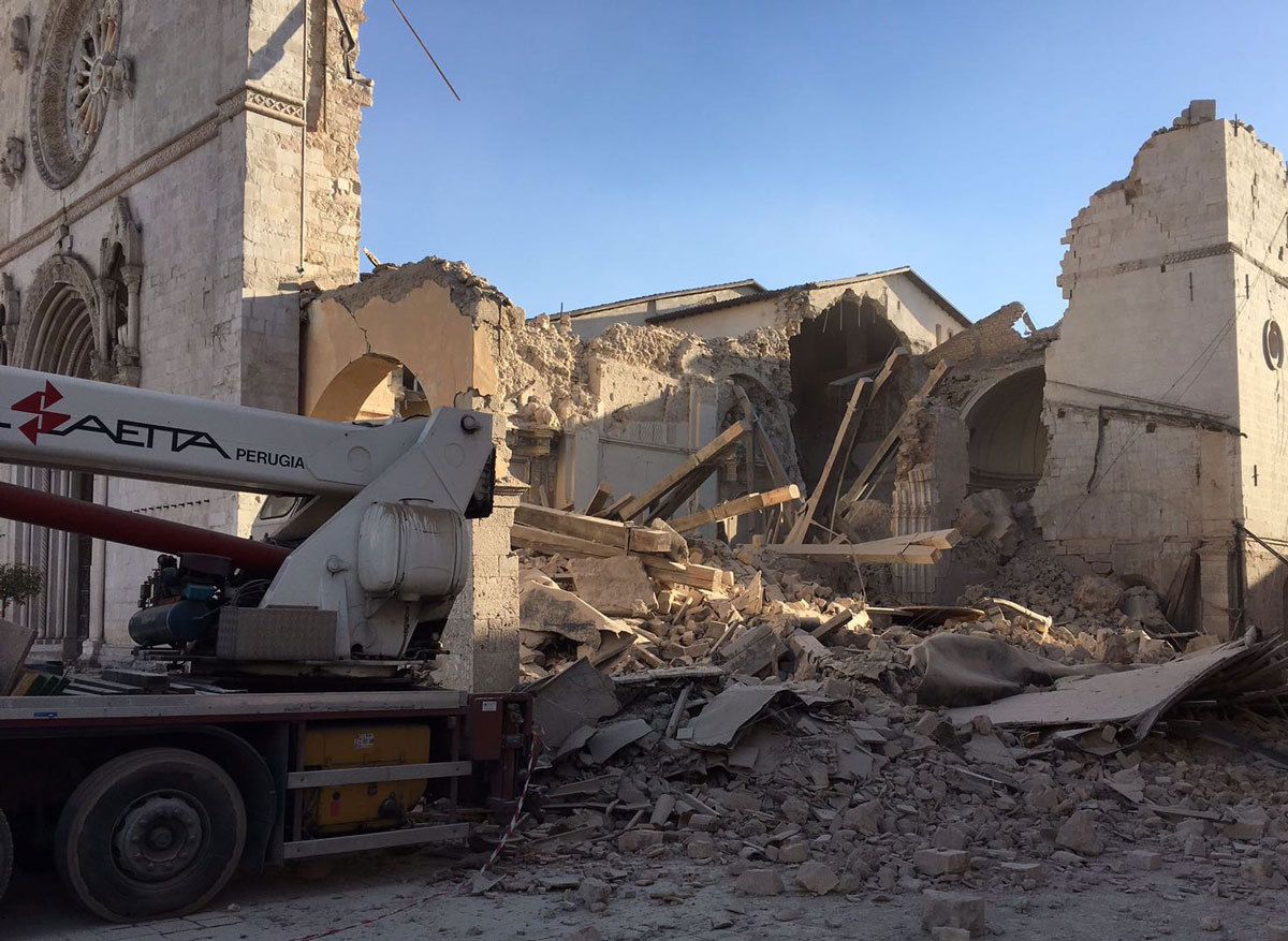 terremoto-norcia-6-5-basilica-san-benedetto-crolli-1200