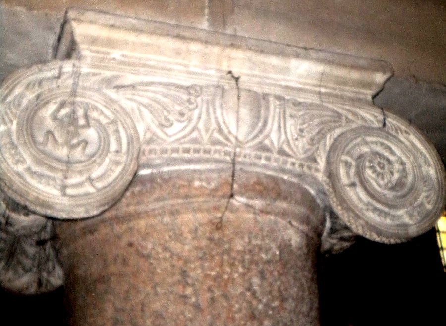 san lorenzo capitello romano sauro e batraco