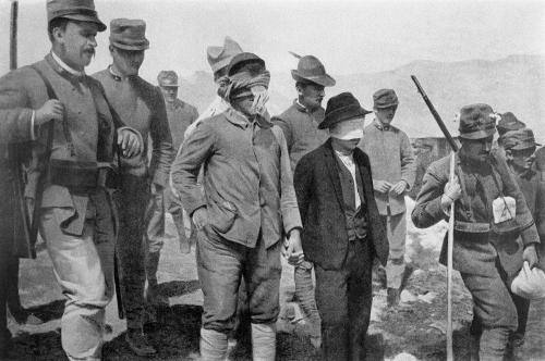 FUCILATI DAI CARABINIERI APPENA ARRIVATI AL FRONTE DISERTORI E AMMUTINATI, I VERI EROI DELLA GRANDE GUERRA