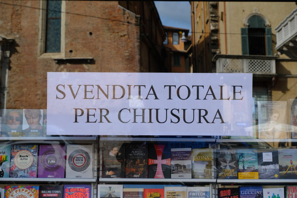 CON LA MORTE NEL CUORE CHIUDE LA STORICA LIBRERIA DI VERONA GHELFI E BARBATO