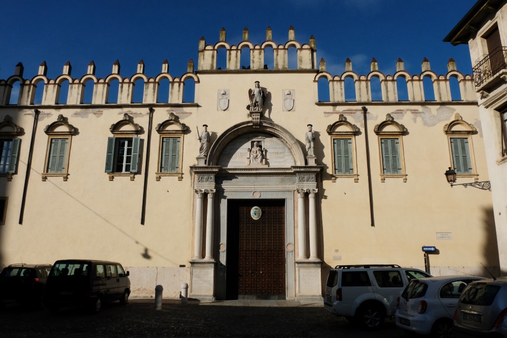 PORTA ESTERNA DEL VESCOVADO DI VERONA…PROBIS IMPROBISQ. PAR ADITVS DISPAR EXITVS.